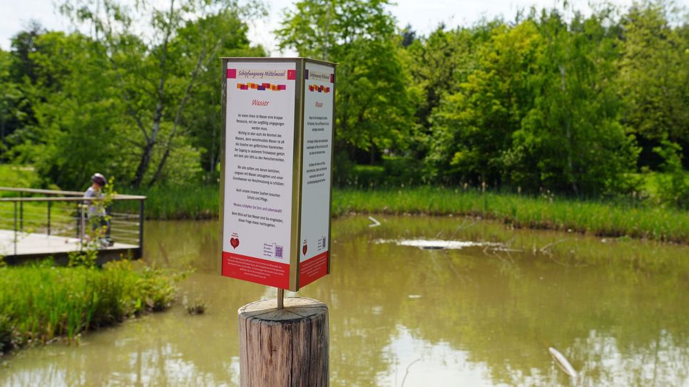Die erste Station am Teich des neugestalteten Kurparks widmet sich dem Thema Wasser.