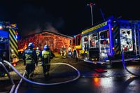 In der Silvesternacht steht ein Stallgebäude in Dickenschied in Vollbrand. Rund 40 Rinder müssen vor den Flammen gerettet werden.