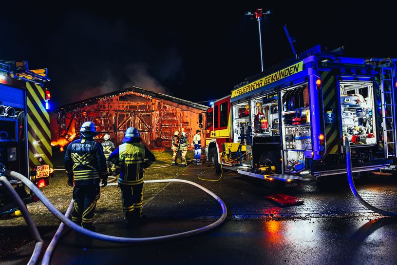 In der Silvesternacht steht ein Stallgebäude in Dickenschied in Vollbrand. Rund 40 Rinder müssen vor den Flammen gerettet werden.