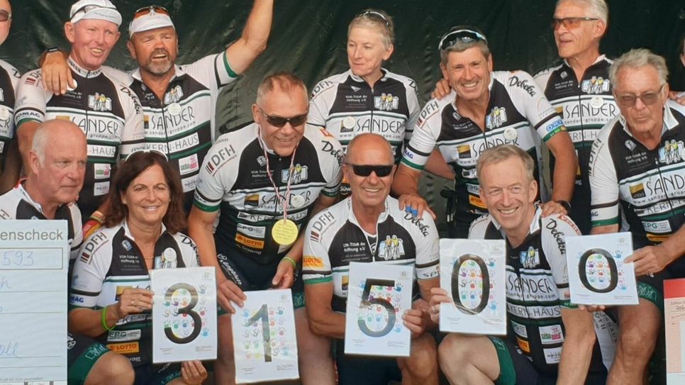 Das gesamte Team mit Rita und Rainer Friedrich aus Emmelshausen, Andrea und Klaus-Peter Diel aus Kirchberg, Ralf Johann aus Sohren sowie Heidi und Oswald Haese aus St. Goar, konnten in diesem Jahr nicht gemeinsam die Spende aus der Region übergeben. Vertreten war es mit Heidi Haese (3) Rainer Friedrich (5) und Oswald Haese.