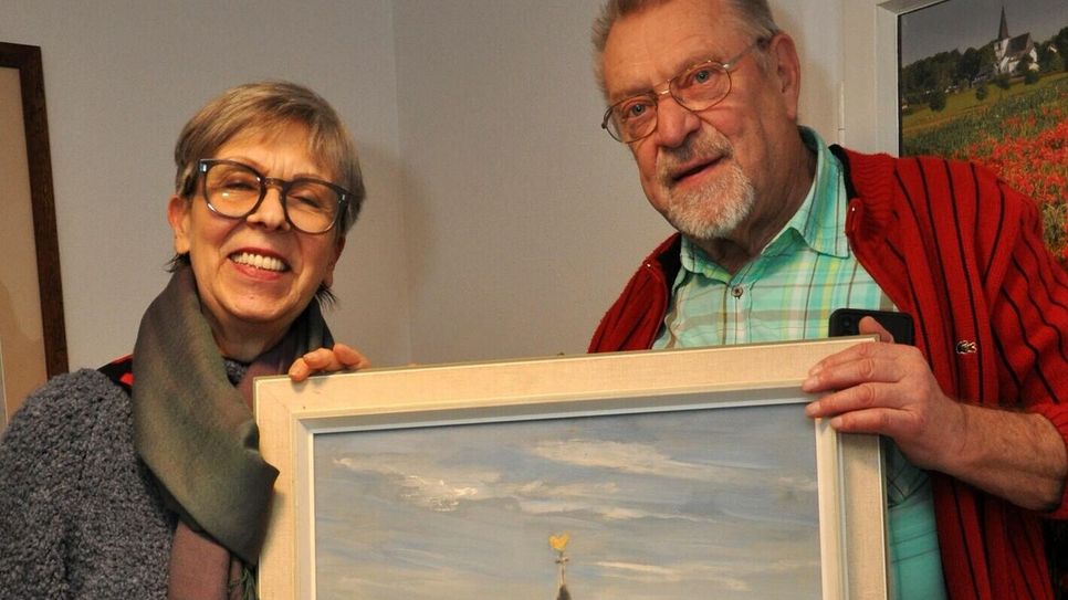 "Das Gemälde ist nun wieder in Kall zurück", freute sich Anne Heilmann bei der Übergabe des Primbsch-Werkes an Vorstandsmitglied Reiner Züll vom Verein zur Erhaltung der Gaststätte Gier.