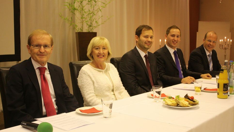 Zwei Generationen Bungert bei einer Mitarbeiterversammlung 2012 (v.l.): Jürgen Bungert, Beate Bungert, Winfried und Matthias Bungert und kaufmännischer Leiter Volker Diederichs. Foto: Bungert