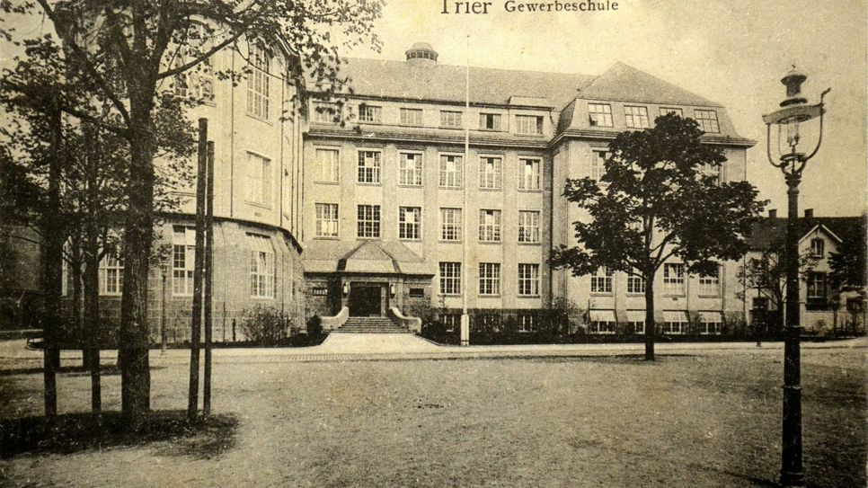 Der Haupteingang wurde um 1930 in die Mitte verlegt. Foto: Neumann