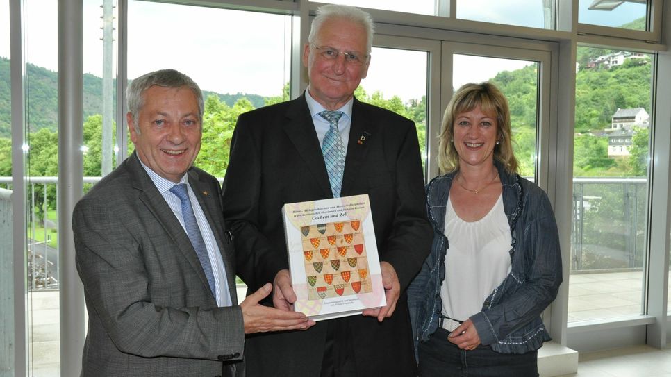 Alfons Friderichs (Mitte) mit Landrat Manfred Schnur und der Landtagsabgeordneten Anke Beilstein, die beide ein Grußwort für das 1044 Seiten starke werk geschrieben haben.