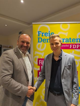 Noah Wand (rechts) tritt die Nachfolge con Marco Weber (links) als Kreisvorsitzender der FDP in der Vulkaneifelan.