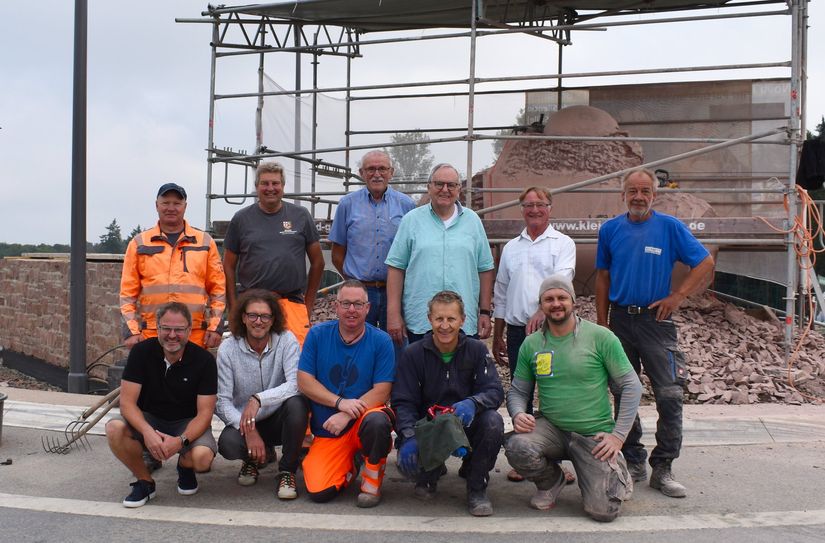 Nach den ersten Tagen der Arbeiten konnte man bei unserem Baustellenbesuch bereits die grobe Form der Skulptur im Hintergrund erkennen.