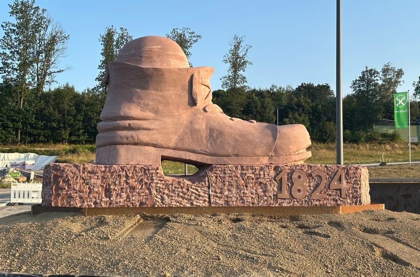 Die fertige Skulptur des Wanderschuhs.