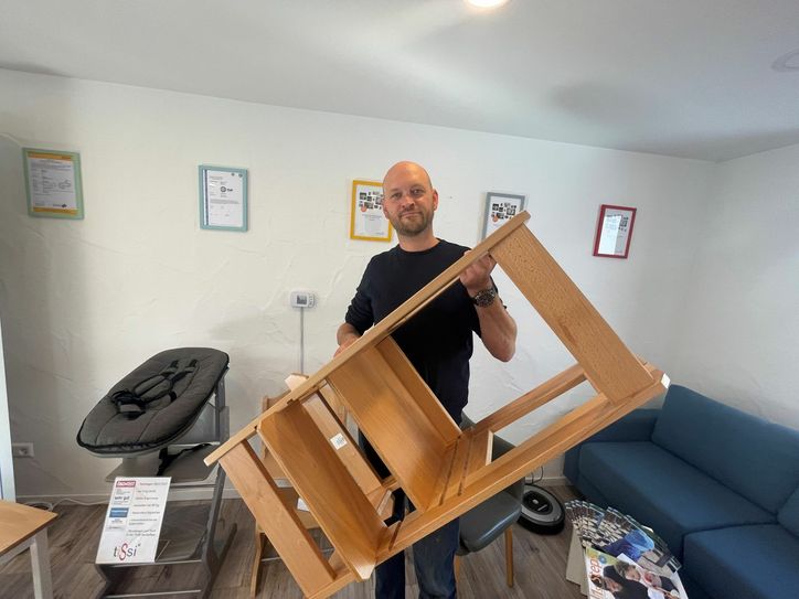 Dieser »Lernturm« wurde von Matthias Oster (Foto) und seinem Vater Hermann entwickelt. Er verkauft sich mittlerweile in die ganze Welt. Das Holz dafür kommt aus heimischen Wäldern und der Lack ist umweltfreundlich hergestellt. Foto: Zender