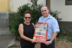 Wehrführer Sascha Schunk (re.) und WochenSpiegel-Mitarbeiterin Petra Jochemich präsentieren das  Plakat zur 4. Herrensitzung. Foto: Scholl