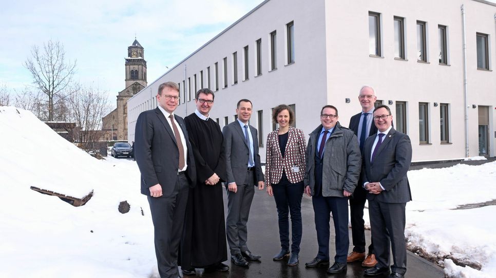 Gruppenbild vor dem neuen Bildungshaus (von links): Hausoberer Markus Leineweber, die beiden Regionalleiter der BBT-Gruppe in der Region Trier Bruder Peter Berg und Christian Weiskopf, Institutsleiterin Monika Serwas, ADD-Präsident Thomas Linnertz, Oberbürgermeister Wolfram Leibe und Ortsvorsteher Christian Bösen. Foto: Brüderkrankenhaus Trier