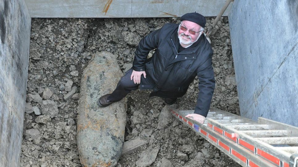 Der damalige Stadtchef Herbert Hilken und die ehestiftende Fliegerbombe aus dem 2. Weltkrieg.