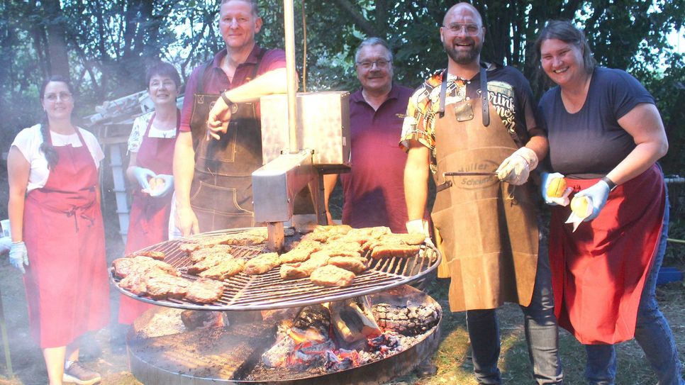 Erfahrene Grillmeister sorgten für leckere Steaks und Würstchen.