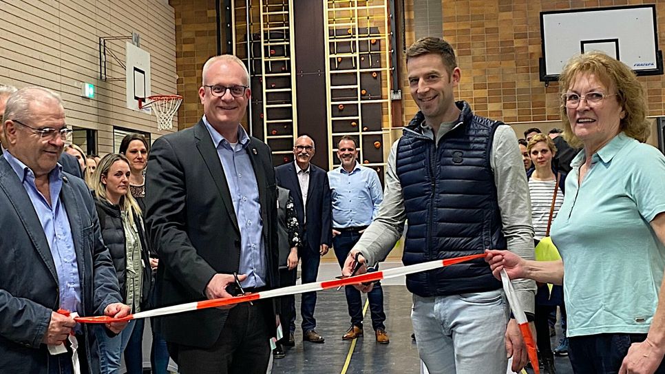 Mit dem traditionellen Durchschneiden eines Bandes haben Kordels 1. Beigeordneter Günter Loch (l.), Bürgermeister Michael Holstein (2.v.l.) und Schulleiter Marco Bamberg (2.v.r.) und Beigeordnete Annerose Otten die Schulturnhalle Kordel offiziell ihrer Bestimmung übergeben.