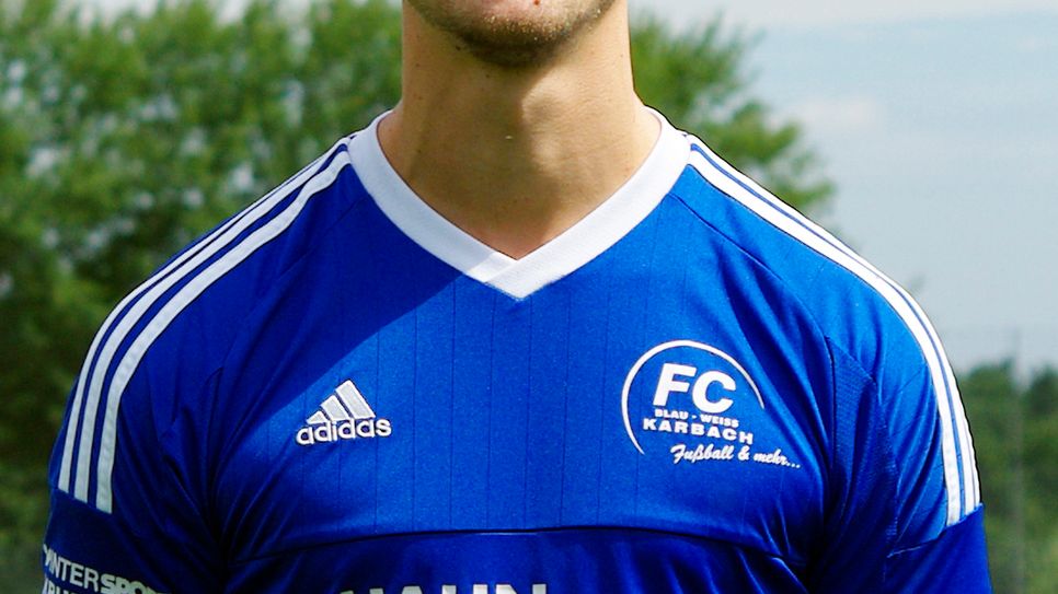 Julian Hohns, Abwehrroutinier im Karbacher Team, markierte diesmal die schnelle 1:0-Führung für sein Team. (Foto: Arno Boes)