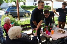 In den Pausen wurden die Senioren von den Jugendlichen mit Getränken und Keksen versorgt. Der Gewinner erhielt als Preis eine „süße Überraschung“. Foto: FF