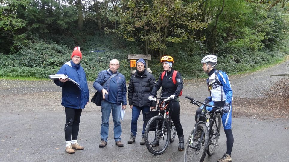 Schon jetzt ist das Team von Tri Post Trier in Vorbereitungen für den X-Duathlon. Am Wochenende wurde mit dem Technischen Delegierten der DTU, Helmut Menger, die Strecken besichtigt und der Ablaufplan besprochen. (Andreas Grub, Helmut Menger, Helmut Rach, Helge Orlt und Frank Christmann, von links nach rechts)