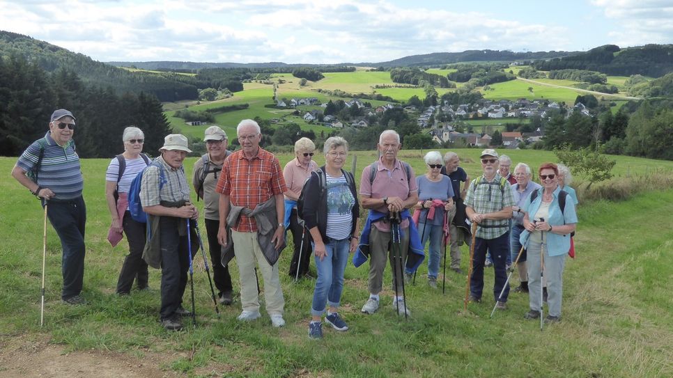 Mit vielen schönen Ausblicken in die tolle Eifellandschaft in der Gegend von Wallenborn wurden die Wanderfreund/innen des Eifelvereins Ulmen belohnt.