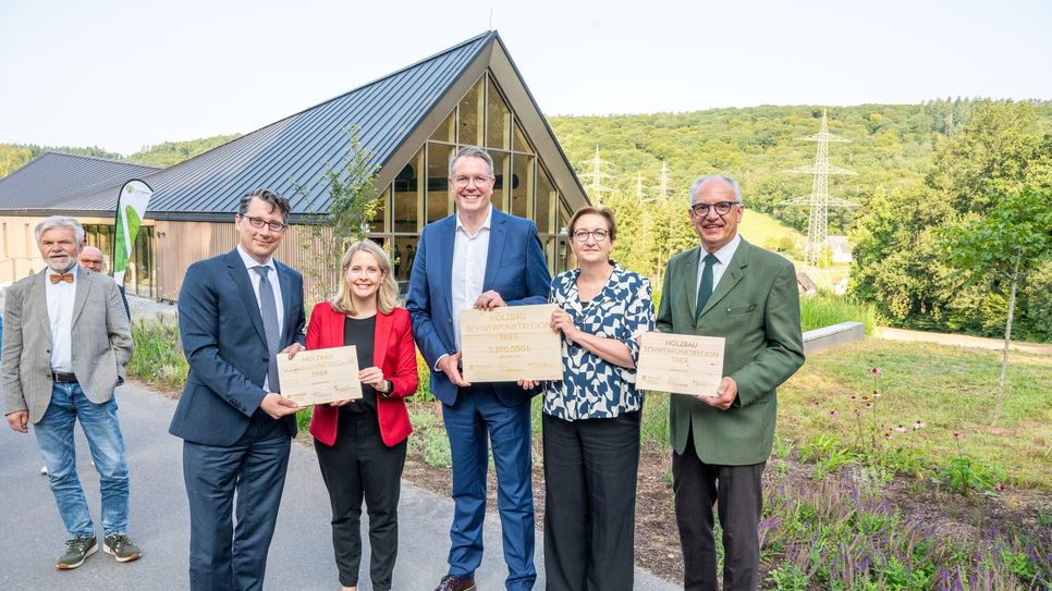 Staatssekretär Michael Hauer, MdB Verena Hubertz, Ministerpräsident Alexander Schweitzer und Bundesbauministerin Klara Geywitz überreichen Forstamtsleiter Gundolf Bartmann (von links) den Förderbescheid in Höhe von insgesamt 1,3 Mio. Euro.