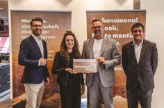 Auf dem Markenpartnertreffen von RLP-GOLD im Juli erhielten Achim Kistner und Hannah Wagner (Mitte) vom Regionalrat Wirtschaft Rhein-Hunsrück die Markenpartnerplakette von Julian Schäfer (links) und Marcel Klein vom Referat für Standortmarketing beim MWVLW Rheinland-Pfalz.