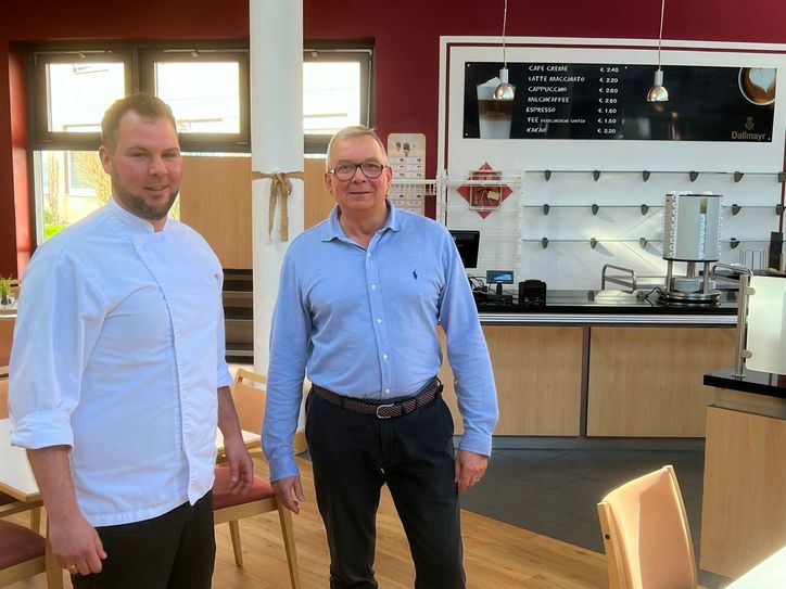 Küchenchef Sascha Moussiaux und Einrichtungsleiter Thomas Pulwey freuen sich darauf, dass die Cafeteria im Seligen Gerhard wieder zur kulinarischen Begegnungsstsätte werden kann.