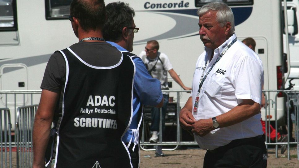Rudi Bollig (r.) aus Maring-Noviand ist einer der wichtigsten Technischen Kommissare im Weltmotorsport. Foto: ADAC