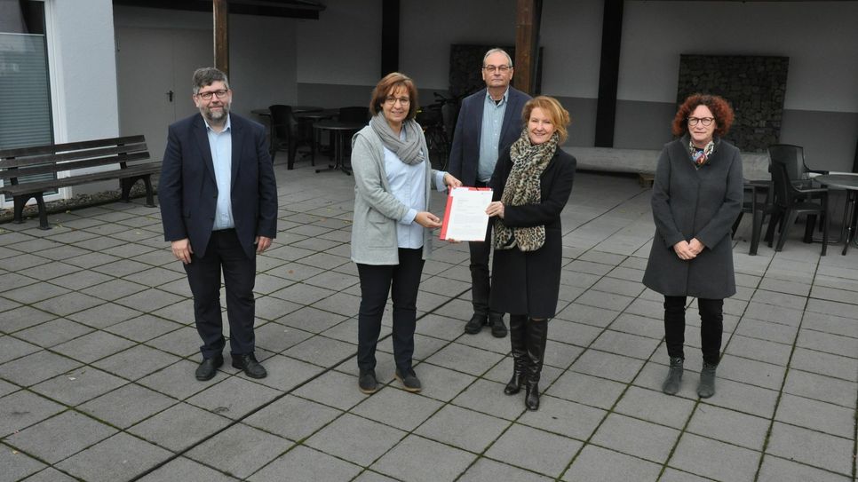 Staatssekretärin Heike Raab (2. v. r.) übergab die Sonderförderung für die soziale Funktion von Dorfläden an Gisela Heib vom Bremmer Dorfladen.