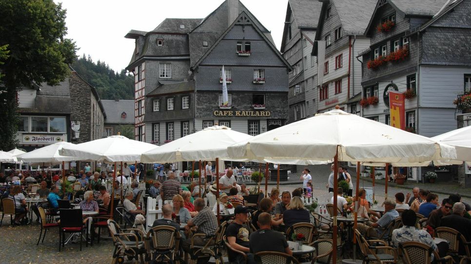 Das Geschäft für die Gastronomen wie hier auf dem Monschauer Marktplatz läuft zwar wieder an. Unterstützung können sie aber dringend gebrauchen. Hilfe kommt nun womöglich aus der Politik.