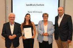 Der LFB ehrte die besten Auszubildenden im Eltzer Hof in Mainz: LFB-Präsident Dr. Ing. Horst Lenz (links), Vizepräsident Dr. Thomas Seither (rechts) und Bildungsstaatssekretärin Bettina Brück (2.v.r.) gratulieren Kyra Widmayer (2.v.l.).