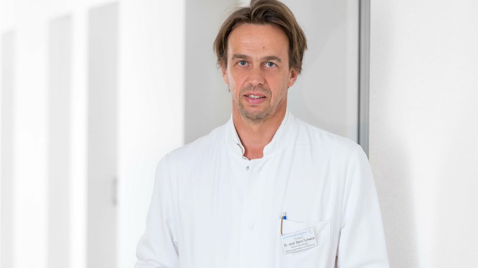 Chefarzt Dr. med. Björn Schwick referiert im Druckereimuseum.
 Foto: Luisenhospital