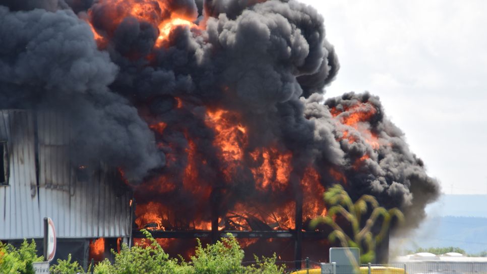 Ein Großbrand in Wittlich ist nach Polizeiangaben unter Kontrolle. Im Lager- und Bürogebäude eines Autohändlers war ein Feuer ausgebrochen.