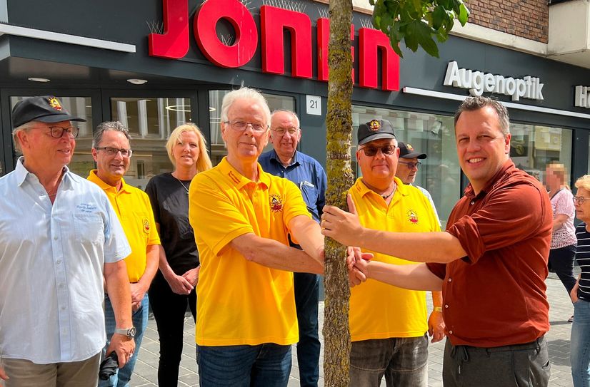 Bürgermeister Sacha Reichelt (3.v.re.), Hans-Josef Schneider (4.v.li) und Hans-Theo Nolte (5.v.re., beide Euskirchener Narrenzunft) freuen sich gemeinsam über den neuen Baum.