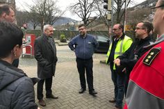 Cochem-Zell rüstet gegen Corona: Auf dem Parkplatz der geschlossenen Kreisverwaltung wird zur Stunde ein Corona-Testzentrum aufgebaut. Landrat Manfred Schnur und der Cochemer VG-Bürgermeister Wolfgang Lambertz sind vor Ort.