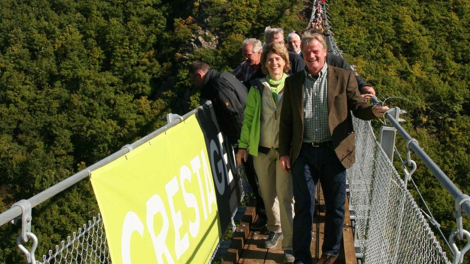 Publikumsmagnet: Der ersten offiziellen »Wandergruppe« um Wirtschaftsministerin Evelin Lemke folgte am Eröffnungswochenende ein wahrer Besucherstrom.       Foto: von Ostrowski