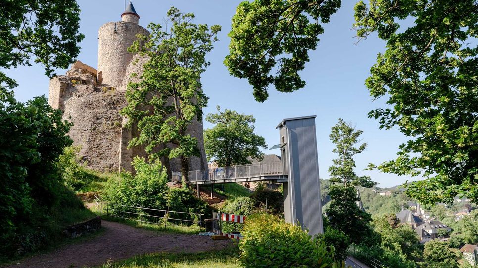 Die SaarBurg kann ab sofort barrierearm mit einem Aufzug erreicht werden. Foto: Sven Bauer