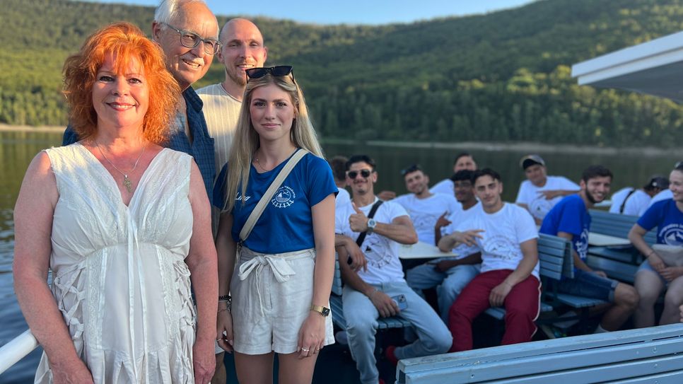 Uschi Brammertz, Georg Suchotzky, Stephan Mayer und Lina Lambertus freuen sich über das erfolgreiche 14. Integrative Segel-Jugendcamp am Rursee. Foto: Scheffen