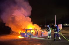 Die Feuerwehrleute waren rund 90 Minuten lang im Einsatz. Die Ursache des Feuers ist noch nicht bekannt.