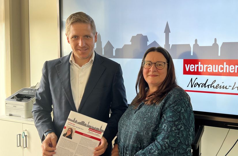 Landrat Markus Ramers (li.) und Monika Schiffer (re.), Leiterin der Euskirchener Beratungsstelle der Verbraucherzentrale, stellten gemeinsam den Jahresbericht für das Jahr 2023 vor.