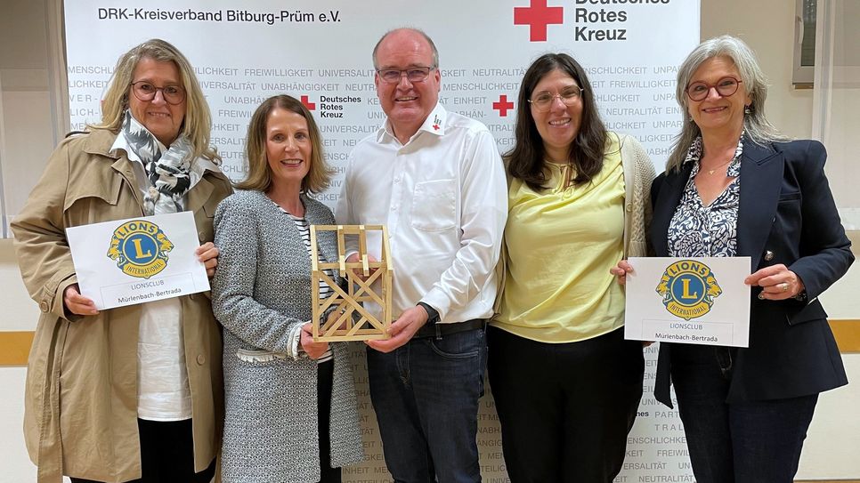 v.l.n.r. : Monika Anders, Vize-Präsindentin LC Mürlenbach-Bertrada, Andrea Mans-Pint Präsindentin LC, Rainer Hoffman DRK, Christina Hartmer Gleichstellungsbeauftragte des Eifelkreises, Andrea Becker Orga-Team Konzert Lionsclub und Presse