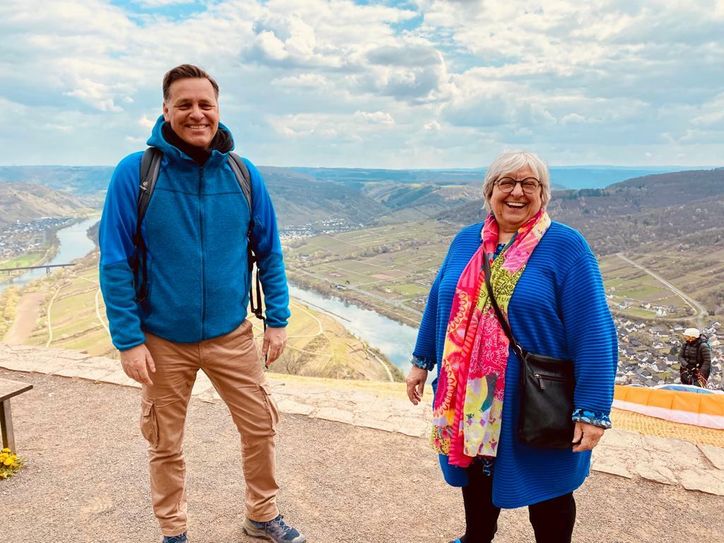 Holger Wienpahl traf auf seiner Wanderung auf dem "Calmont Klettersteig" die Autorin, Rednerin und Coachin Sabine Asgodom.