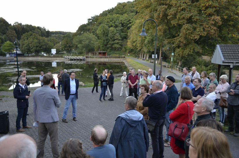 Zahlreiche Bürger waren gekommen, um sich aus ersten Hand über den Stand der Maßnahmen im Rahmen des Interkommunales Entwicklungskonzeptes in Blankenheim zu informieren. mn-Fotos