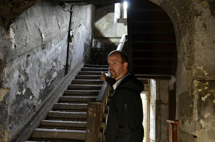 Guido Waters von der Wirtschaftsförderung vor der alten Treppe im ehemaligen Konsum.