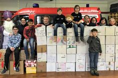 Sammelleidenschaft für die Johanniter-Weihnachtstrucker hat die FFW Sülm mit Löschkids-Leiter Dennis Hohlfelder-Pohl (5. v. r.) und dem Nikolaus bewiesen.     Foto: JUH/FFW