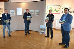 Jürgen Kempenich, Referent für Kreisgeschichte, Landrat Dr. Jürgen Pföhler, Herbert Wellnitz und Serkan Basar (beide Weiss-Verlag) stellen das neue Heimatjahrbuch 2021 vor. Foto: Ralf Schuhmann