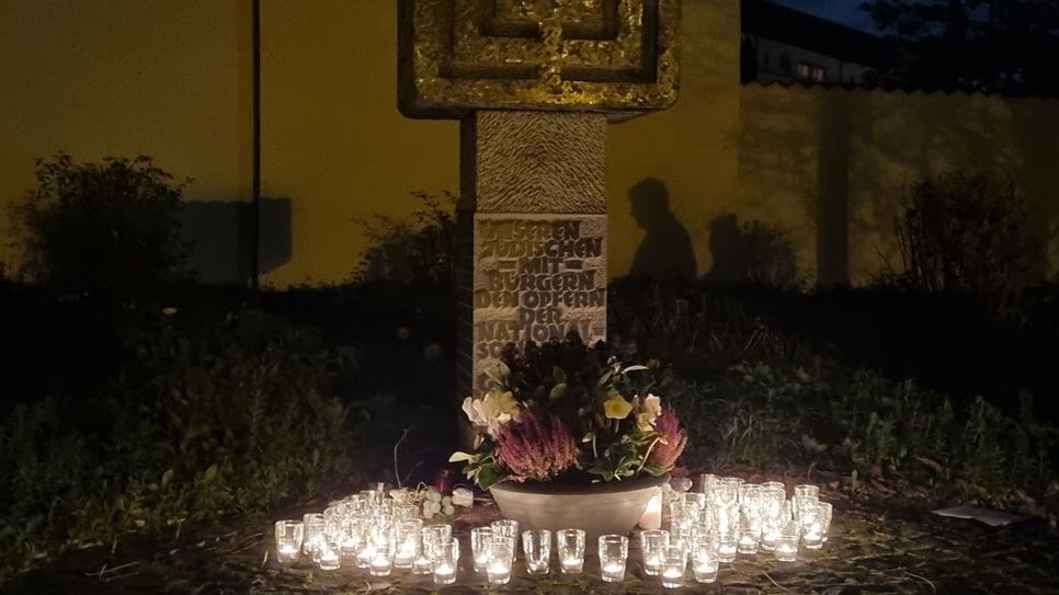 An der Gedenkstätte am Ort der ehemaligen Synagoge wurden Kerzen aufgestellt.