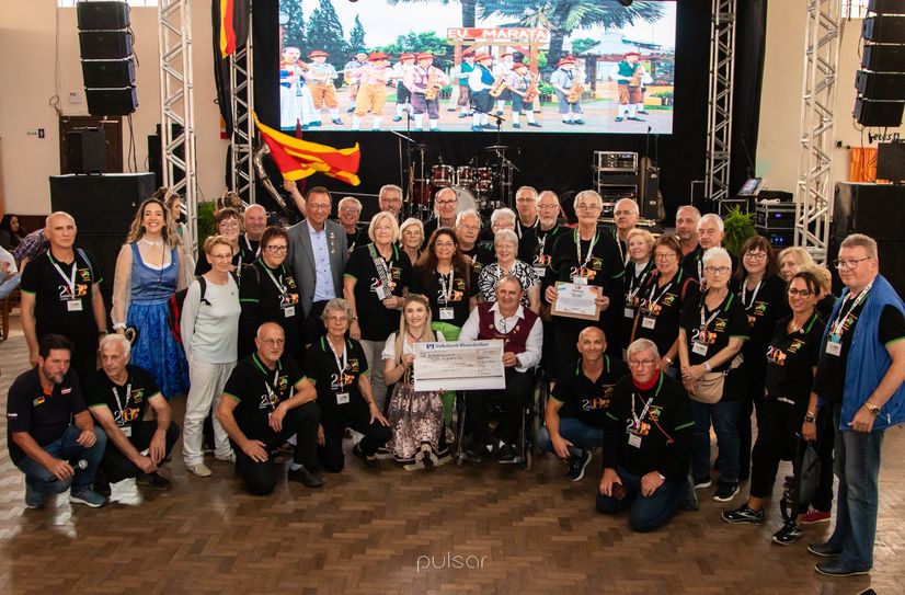 Der symbolische Spenden-Scheck wurde zu früh ausgefüllt. Tatsächlich haben die Brasilienfreunde 15 100 Euro überreicht.