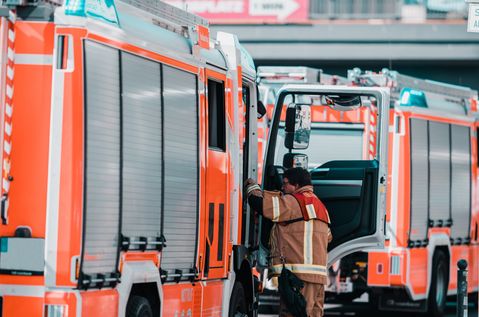 Alles Hausbewohner wurden evakuiert, die Mieterin der Brandwohnung wurde zur weiteren Untersuchung ins Krankenhaus gebracht.