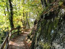 Auf felsigem Steig geht es hinauf zum Schloss Vianden.