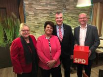 Stephan Kaever (2.v.r.) möchte Bürgermeister der Gemeinde Simmerath werden. Die SPD-Vorsitzende Gaby Keutgen-Bartosch (l.) möchte die Eifel-Kommune im Städteregionstag vertreten. Erste Gratulanten und Unterstützer im Wahlkampf sind die SPD-Bundestagsabgeordnete Claudia Moll und der Fraktionsvorsitzende Gregor Harzheim. Foto: T. Förster