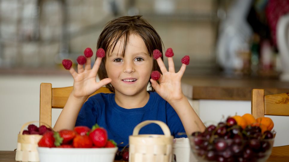 Von wegen gesunder Obstgenuss: Expertenschätzungen zufolge leiden heutzutage zwei von drei Kindern unter Fruktoseintoleranz. Sie vertragen Fruchtzucker nur in geringen Mengen. Foto: fotolia.de / Tomsickova