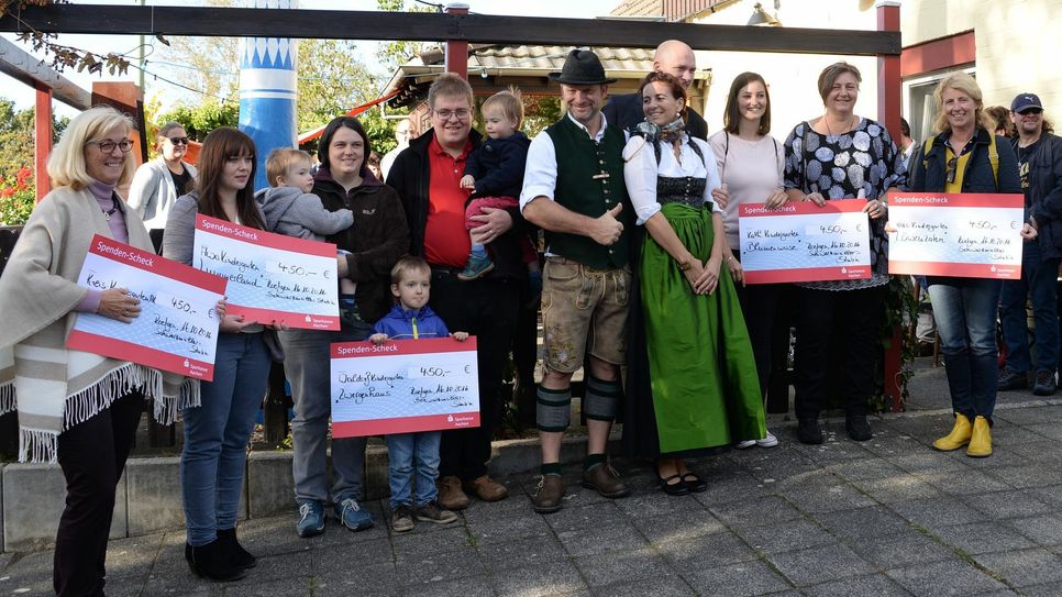 Fünf Roetgener Kindergärten wurden mit je 450 Euro bedacht - gesponsert von den Firmen, die sich am Maibaum der Schwarzmüller Stubn verewigt haben.